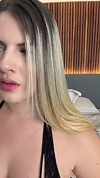 Snapshot of EmiilyAdams_ chatting on June 4, 9:10 pm EmiilyAdams online show from June 4, 9:10 pm