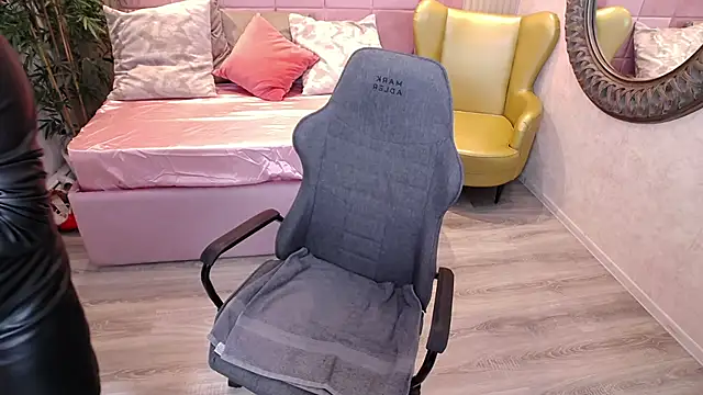 Snapshot of MeAmandaX chatting on October 14, 7:09 am MeAmandaX online show from October 14, 7:09 am