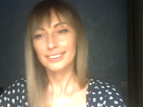 Snapshot of EffectMaya chatting on April 2, 5:54 pm EffectMaya online show from April 2, 5:54 pm