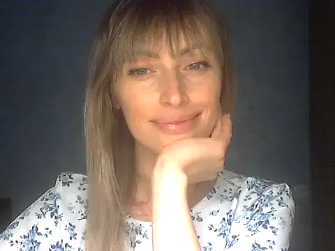 Snapshot of EffectMaya chatting on April 6, 6:42 pm EffectMaya online show from April 6, 6:42 pm