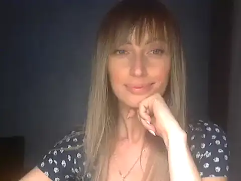 Snapshot of EffectMaya chatting on April 10, 6:01 pm EffectMaya online show from April 10, 6:01 pm