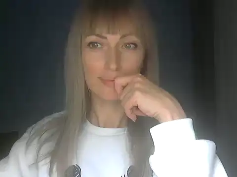 Snapshot of EffectMaya chatting on April 16, 6:41 pm EffectMaya online show from April 16, 6:41 pm