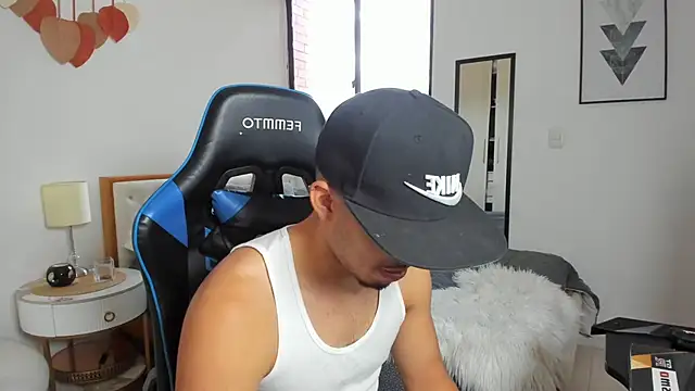 mateoleonee online show from October 18, 7:47 pm