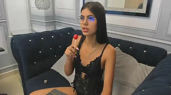 Isa little4u online show from December 18, 1:56 pm