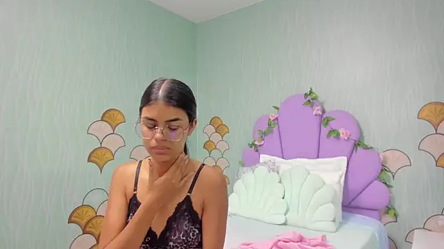 Isa little4u online show from December 30, 2:30 pm
