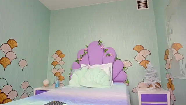 Isa little4u online show from December 30, 5:44 pm