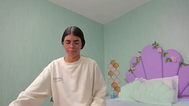 Isa little4u online show from December 31, 3:09 pm