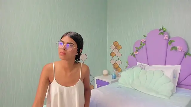 Isa little4u online show from December 31, 6:13 pm