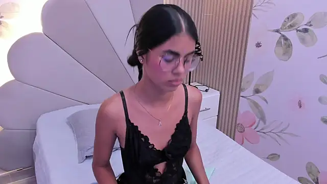 Isa little4u online show from January 7, 12:34 am
