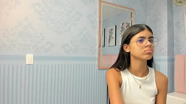 Isa little4u online show from February 1, 6:19 pm