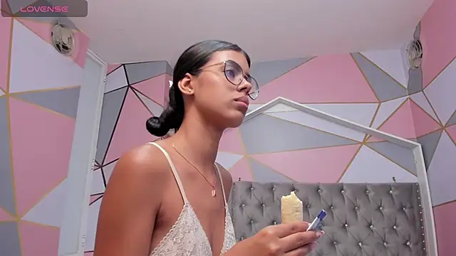 Isa little4u online show from February 6, 12:33 am