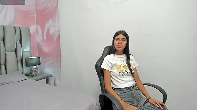 Isa little4u online show from February 9, 3:00 am