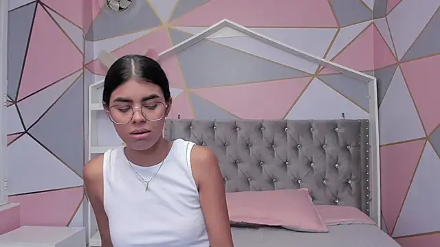 Isa little4u online show from February 13, 7:31 pm