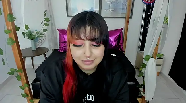 lussyevans24 online show from January 4, 4:44 am
