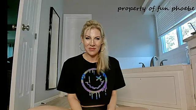Snapshot of Fun_Phoebe chatting on February 21, 7:32 pm Fun Phoebe online show from February 21, 7:32 pm