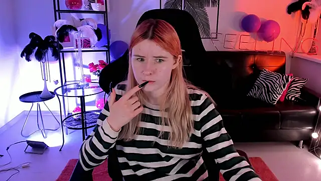 LexiWenford online show from December 10, 6:22 am