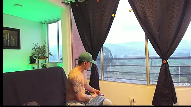 Snapshot of MARCELOANDLUCIAN chatting on November 12, 10:30 pm MARCELOANDLUCIAN online show from November 12, 10:30 pm