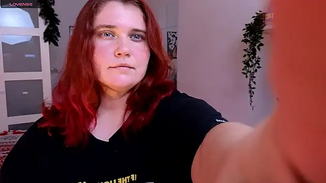 Snapshot of daisy_low chatting on December 3, 1:09 pm daisy low online show from December 3, 1:09 pm