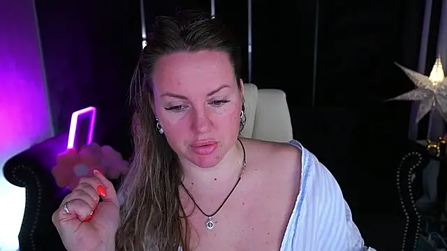 KiraCandyS online show from May 7, 8:25 pm