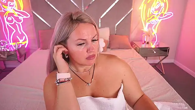 KiraCandyS online show from July 12, 7:05 pm