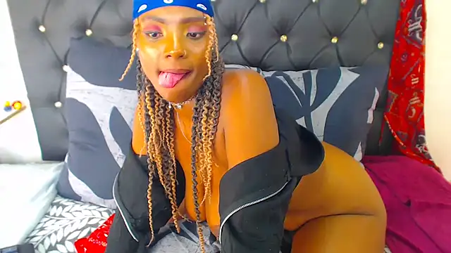 Snapshot of SAVAGExBOO chatting on December 5, 5:04 am SAVAGExBOO online show from December 5, 5:04 am