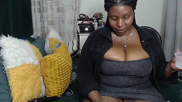 Snapshot of GaggingQueenxx chatting on June 2, 4:20 pm GaggingQueenxx online show from June 2, 4:20 pm