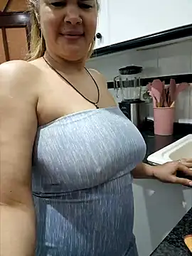 Snapshot of lamorbosa37 chatting on February 5, 6:37 pm lamorbosa37 online show from February 5, 6:37 pm