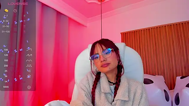 Snapshot of sophiecherry_ chatting on October 3, 1:46 am sophiecherry online show from October 3, 1:46 am