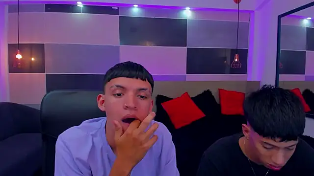 Snapshot of Juan_Nd_Steven chatting on December 13, 9:24 am Juan Nd Steven online show from December 13, 9:24 am