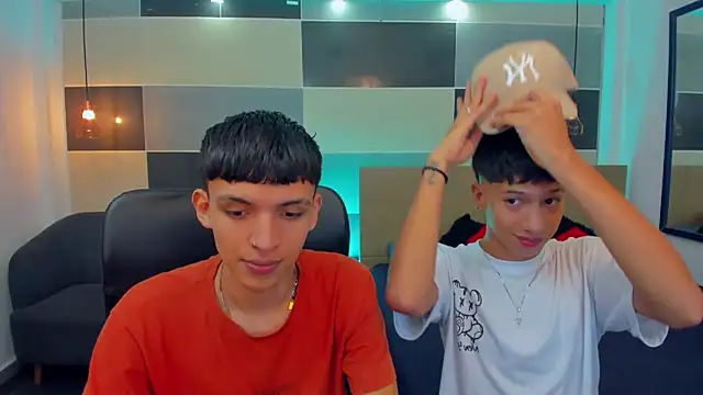Snapshot of Juan_Nd_Steven chatting on December 24, 4:44 am Juan Nd Steven online show from December 24, 4:44 am