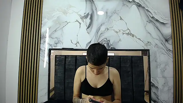 Snapshot of cami_hots chatting on February 17, 3:03 am cami hots online show from February 17, 3:03 am