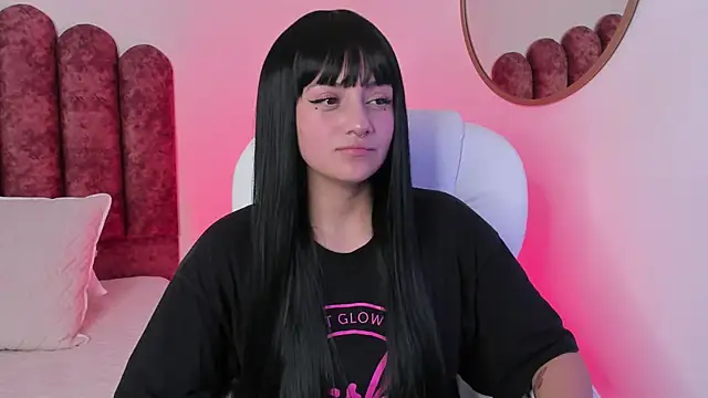 nahiapaws online show from December 5, 6:11 pm