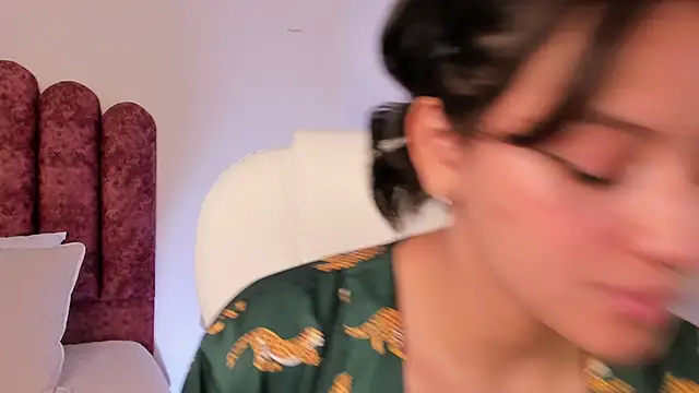 nahiapaws online show from December 10, 5:00 pm