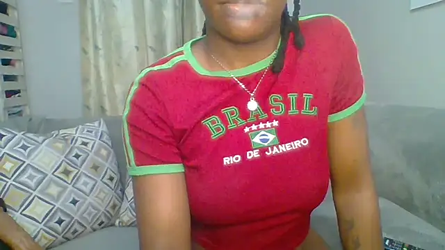 Snapshot of Petite_254 chatting on April 17, 10:29 am Petite 254 online show from April 17, 10:29 am