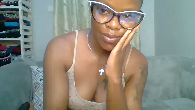 Snapshot of Petite_254 chatting on April 21, 12:23 am Petite 254 online show from April 21, 12:23 am