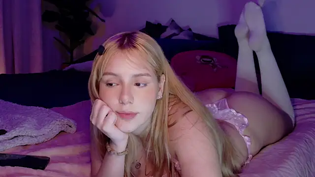 Snapshot of AlinaCarter chatting on October 18, 1:30 am AlinaCarter online show from October 18, 1:30 am