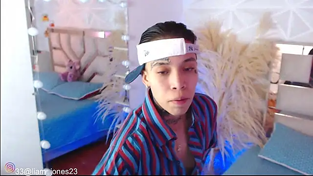 Jonesliam23 online show from November 22, 7:13 pm