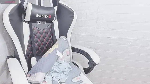 Snapshot of JessicaKale chatting on February 22, 1:44 am JessicaKale online show from February 22, 1:44 am