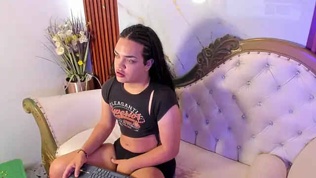 Snapshot of KarineWine chatting on May 9, 5:45 am KarineWine online show from May 9, 5:45 am