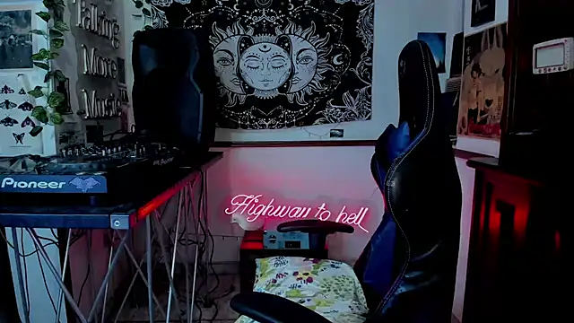Snapshot of Demongirl6666 chatting on January 8, 5:05 am Demongirl6666 online show from January 8, 5:05 am