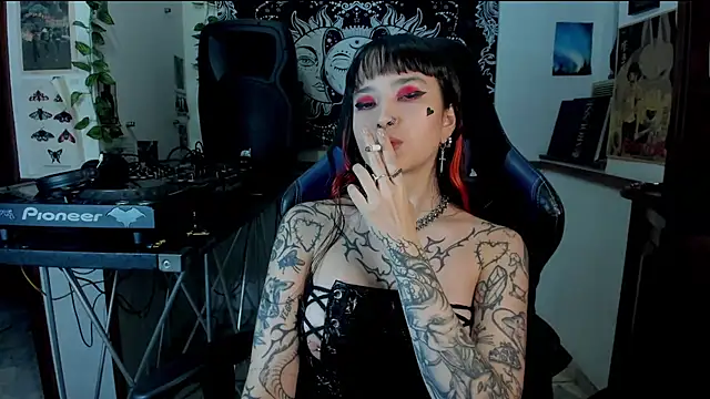 Snapshot of Demongirl6666 chatting on February 16, 4:31 am Demongirl6666 online show from February 16, 4:31 am