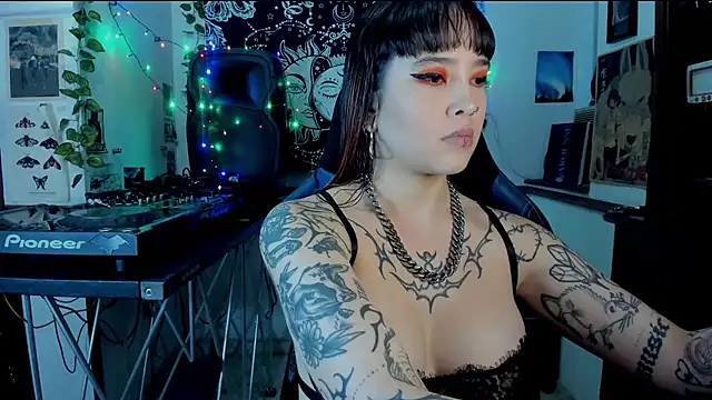 Snapshot of Demongirl6666 chatting on February 21, 1:00 am Demongirl6666 online show from February 21, 1:00 am