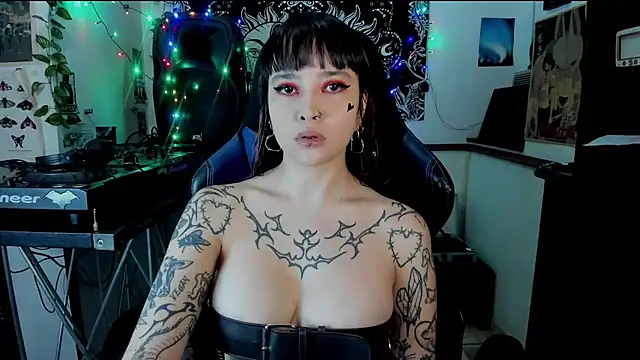 Snapshot of Demongirl6666 chatting on February 27, 1:27 am Demongirl6666 online show from February 27, 1:27 am