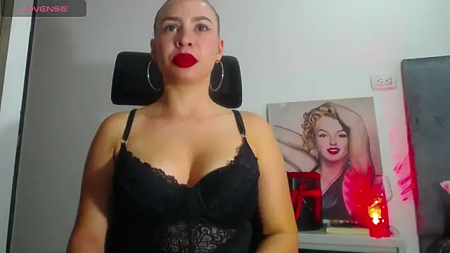 Shantalhotx69 online show from December 14, 9:13 pm