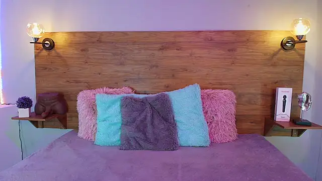 Snapshot of MOLLYWOODD chatting on September 25, 1:15 pm MOLLYWOODD online show from September 25, 1:15 pm