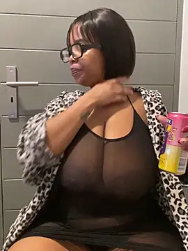 Snapshot of Saggy_areola95 chatting on June 14, 9:22 am Saggy areola95 online show from June 14, 9:22 am