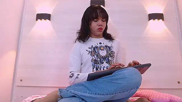 Snapshot of AndreaGil_ chatting on November 8, 10:48 am AndreaGil online show from November 8, 10:48 am