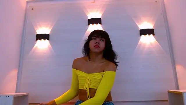 Snapshot of AndreaGil_ chatting on December 14, 6:23 pm AndreaGil online show from December 14, 6:23 pm