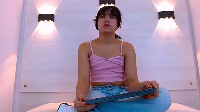 Snapshot of AndreaGil_ chatting on December 15, 1:15 pm AndreaGil online show from December 15, 1:15 pm