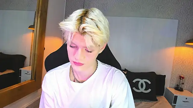 Snapshot of VladHellsing4 chatting on February 25, 1:54 pm VladHellsing4 online show from February 25, 1:54 pm